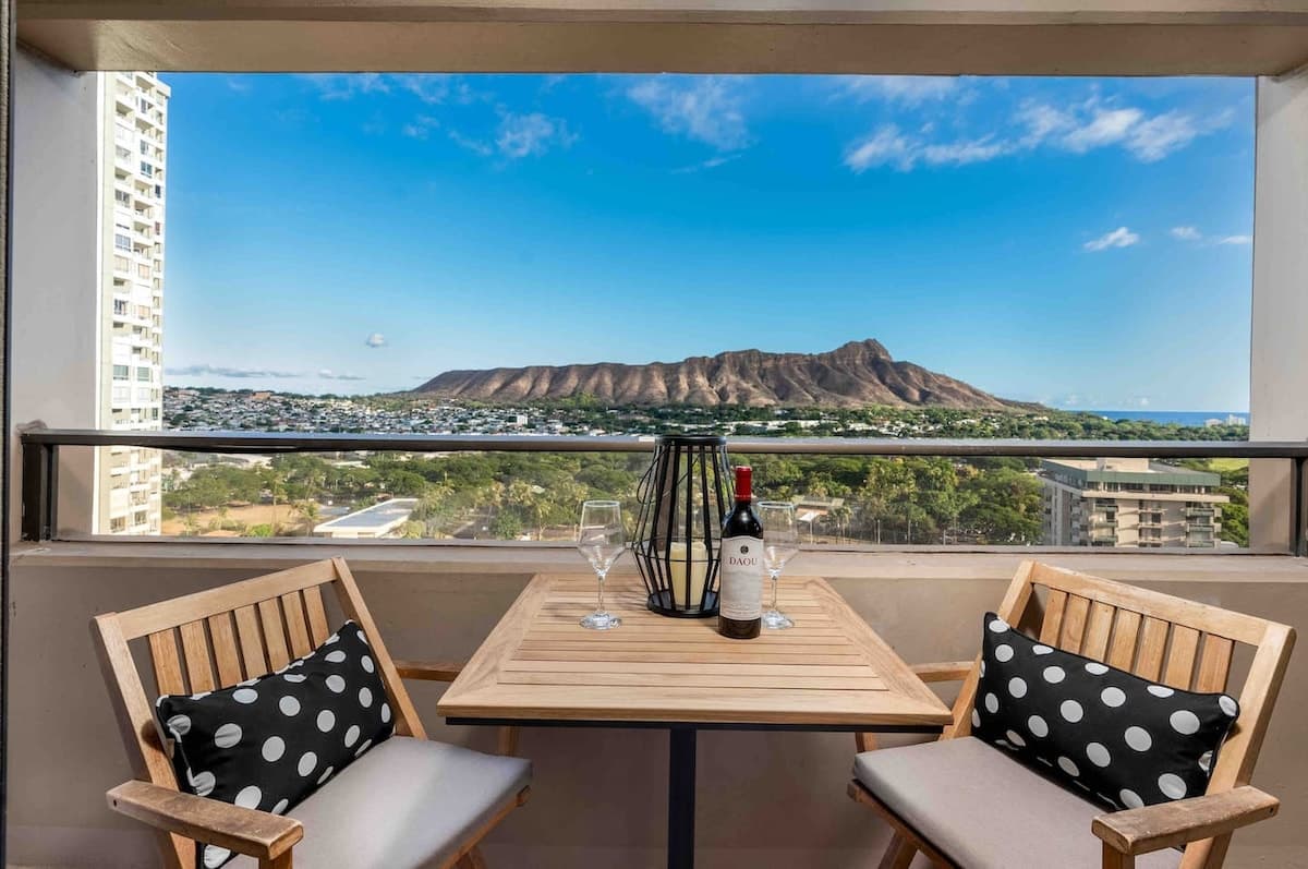 Condo in Honolulu · ★4.94 · 2 bedrooms · 3 beds · 1 private bath - Photo 1