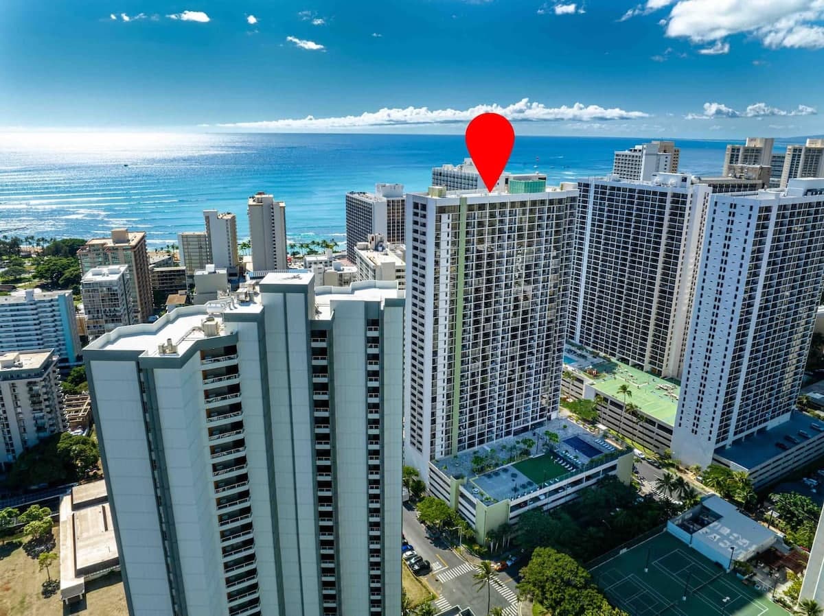 Condo in Honolulu · ★4.94 · 2 bedrooms · 3 beds · 1 private bath - Photo 3