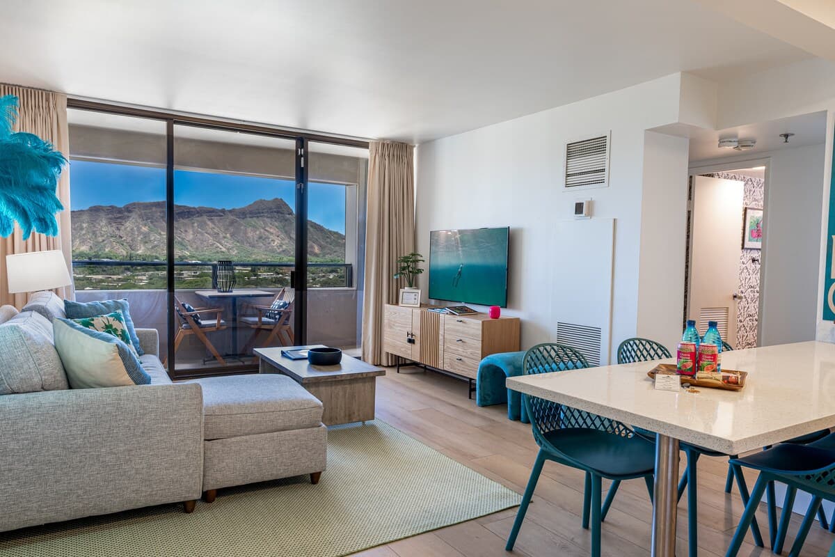 Condo in Honolulu · ★4.94 · 2 bedrooms · 3 beds · 1 private bath - Photo 2
