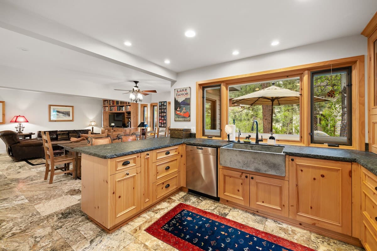 Apres Ski Cabin with Hot Tub, 2 Decks & Loft - Photo 3