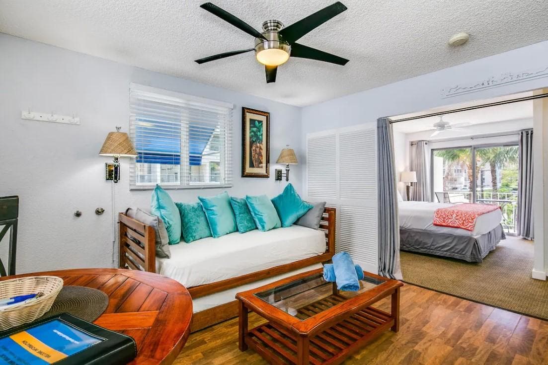 Condo in Honolulu · ★4.35 · 1 bedroom · 3 beds · 1 private bath - Photo 1