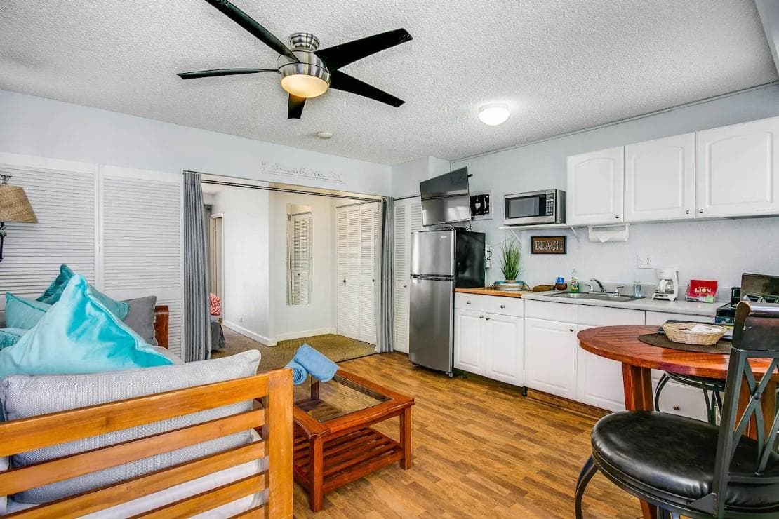 Condo in Honolulu · ★4.35 · 1 bedroom · 3 beds · 1 private bath - Photo 5