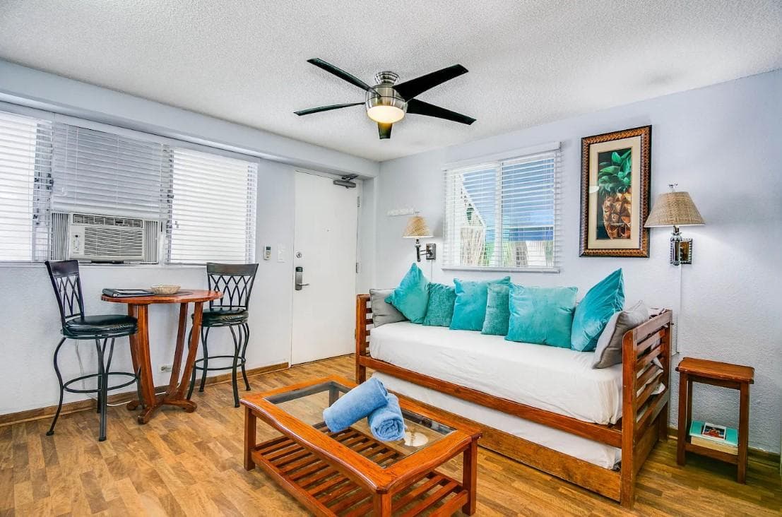 Condo in Honolulu · ★4.35 · 1 bedroom · 3 beds · 1 private bath - Photo 4