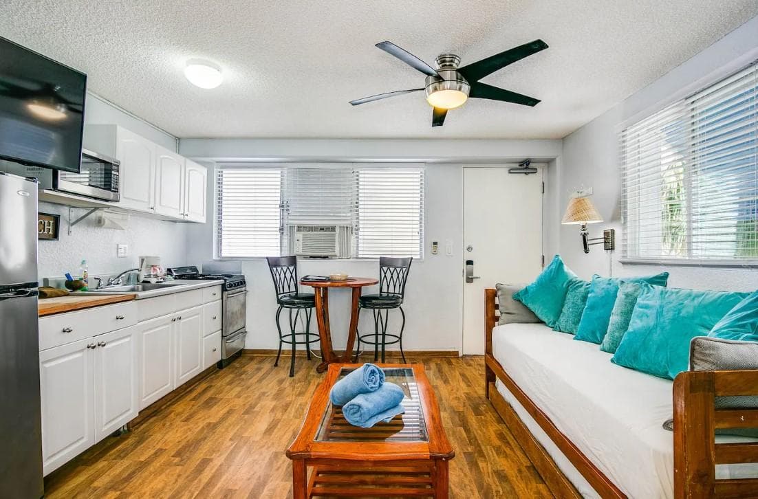 Condo in Honolulu · ★4.35 · 1 bedroom · 3 beds · 1 private bath - Photo 2