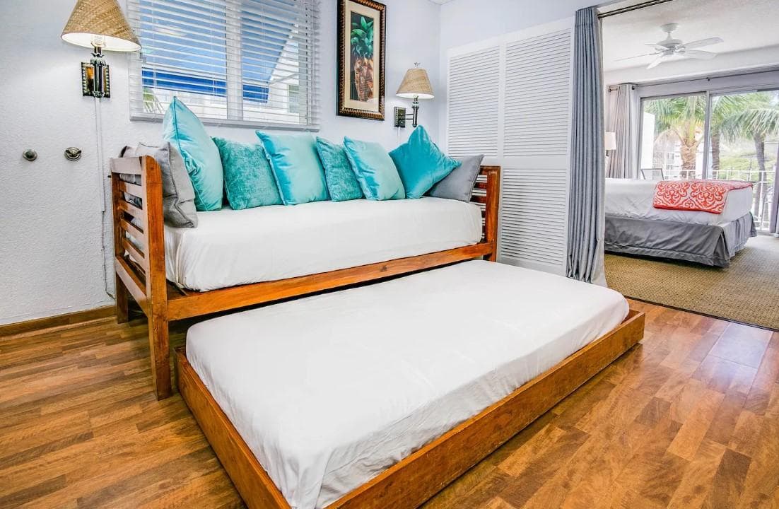 Condo in Honolulu · ★4.35 · 1 bedroom · 3 beds · 1 private bath - Photo 3