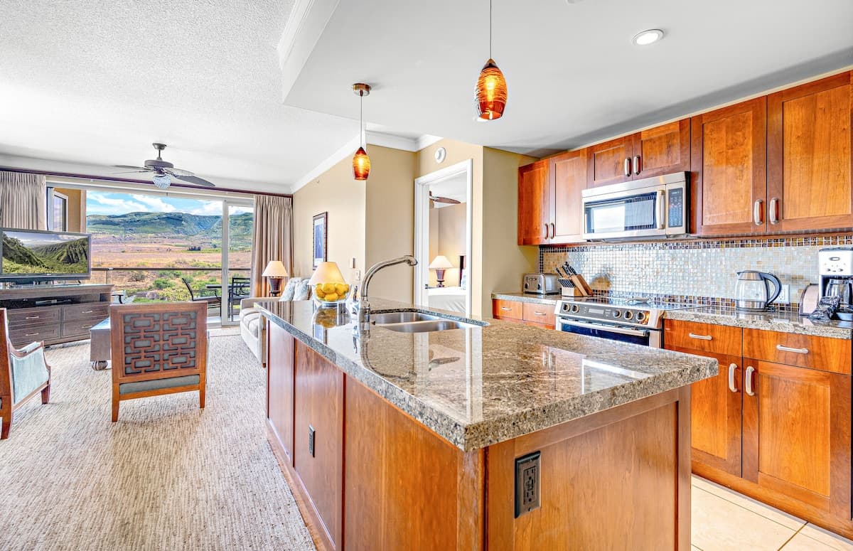 Condo in Lahaina · ★5.0 · 2 bedrooms · 3 beds · 2 baths - Photo 3