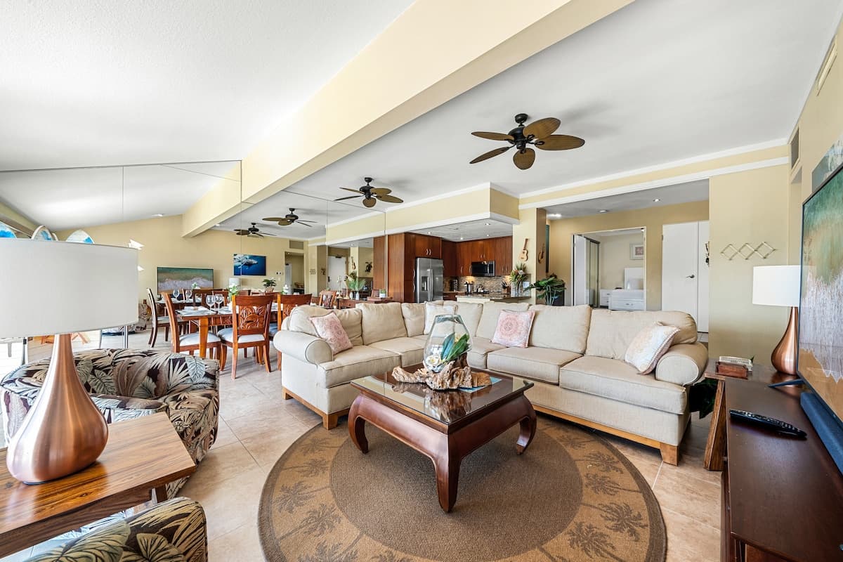 Home in Lahaina · ★4.67 · 2 bedrooms · 5 beds · 2 baths - Photo 4