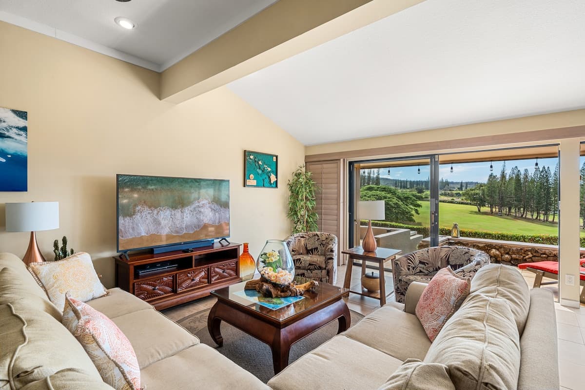 Home in Lahaina · ★4.67 · 2 bedrooms · 5 beds · 2 baths - Photo 3