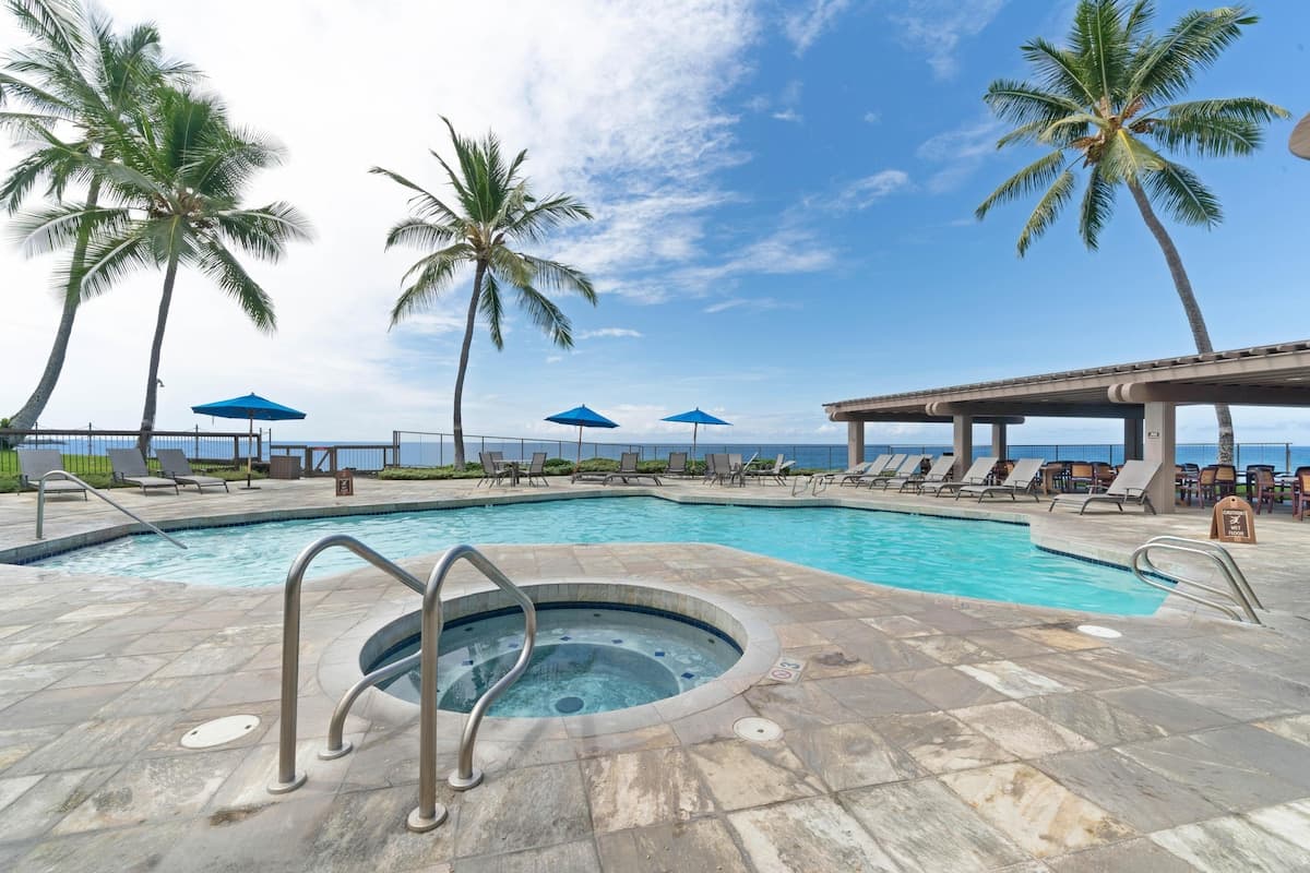 Condo in Kailua-Kona · ★4.93 · 3 bedrooms · 5 beds · 2 baths - Photo 4