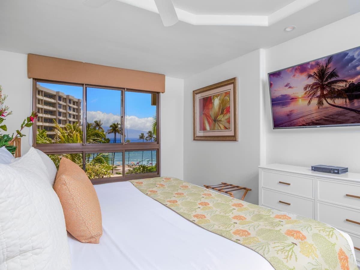 Hotel in Lahaina · ★4.75 · 3 bedrooms · 4 beds · 2 baths - Photo 4