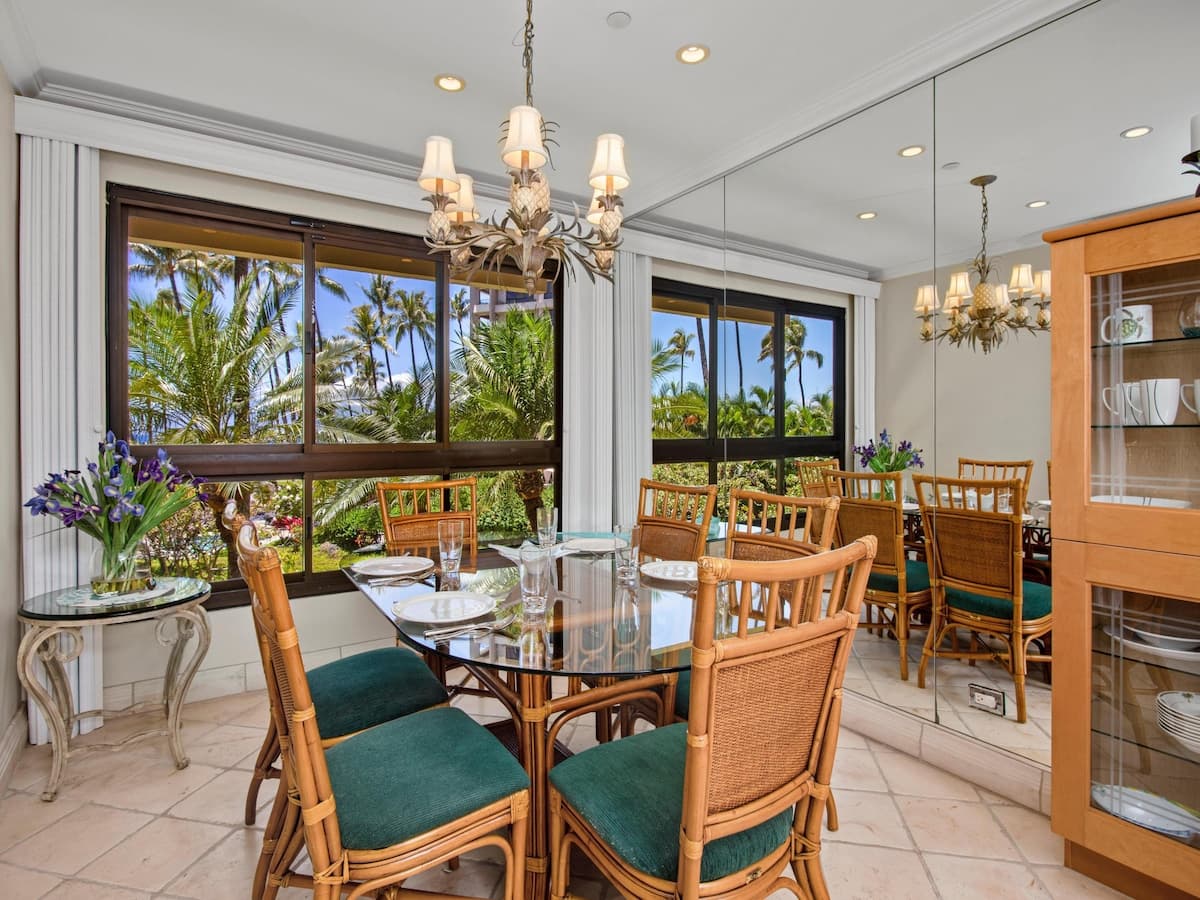 Hotel in Lahaina · ★4.86 · 3 bedrooms · 4 beds · 2 baths - Photo 5