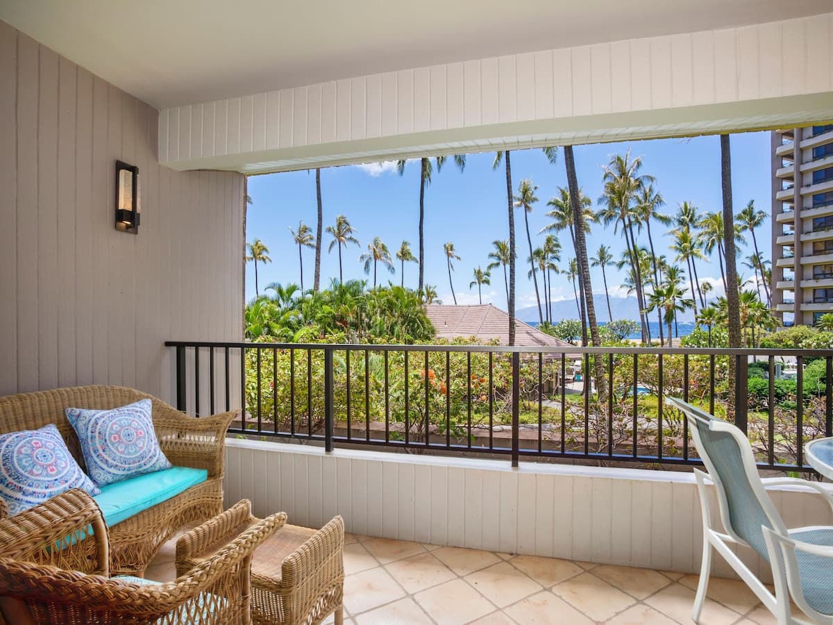 Hotel in Lahaina · ★4.86 · 3 bedrooms · 4 beds · 2 baths - Photo 2