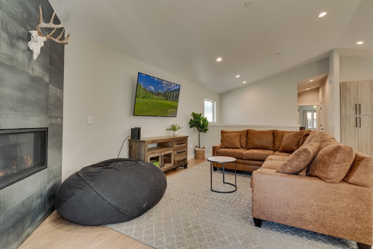 Cozy Tahoe Retreat with Hot Tub & Fireplace - Photo 4