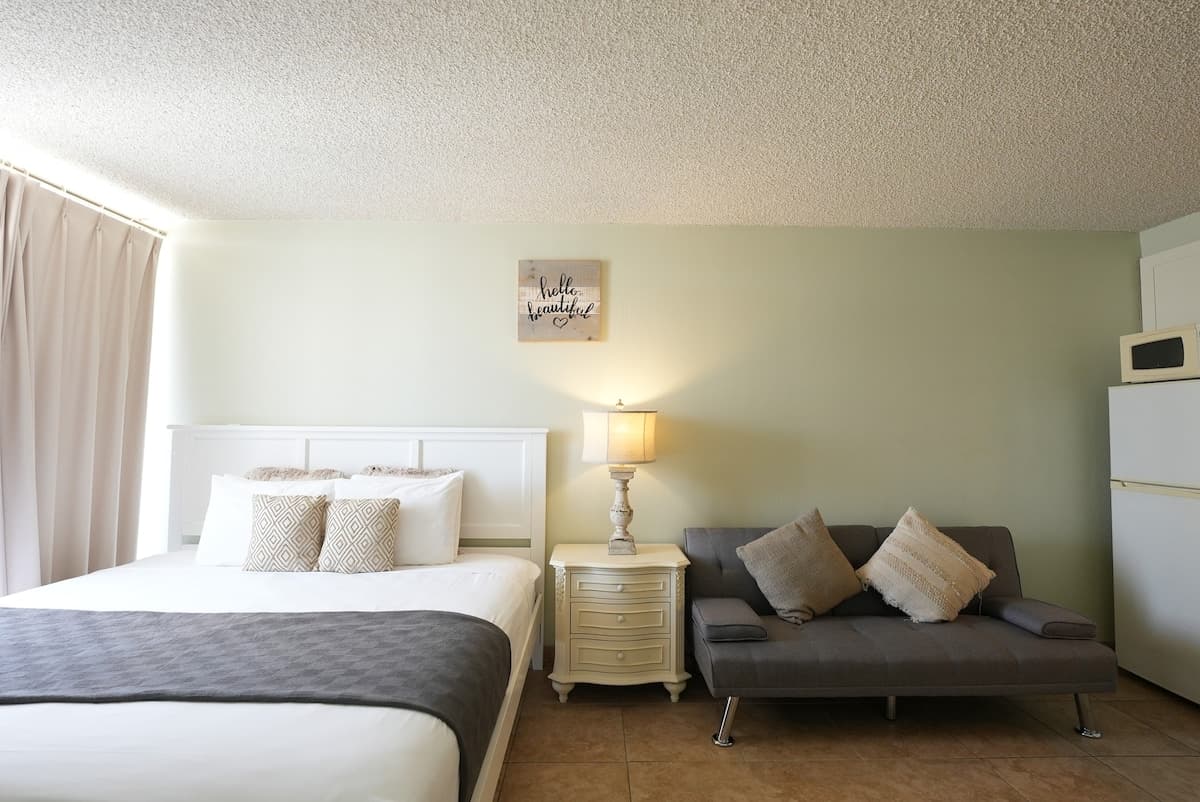 Condo in Honolulu · ★4.4 · 1 bedroom · 2 beds · 1 private bath - Photo 1