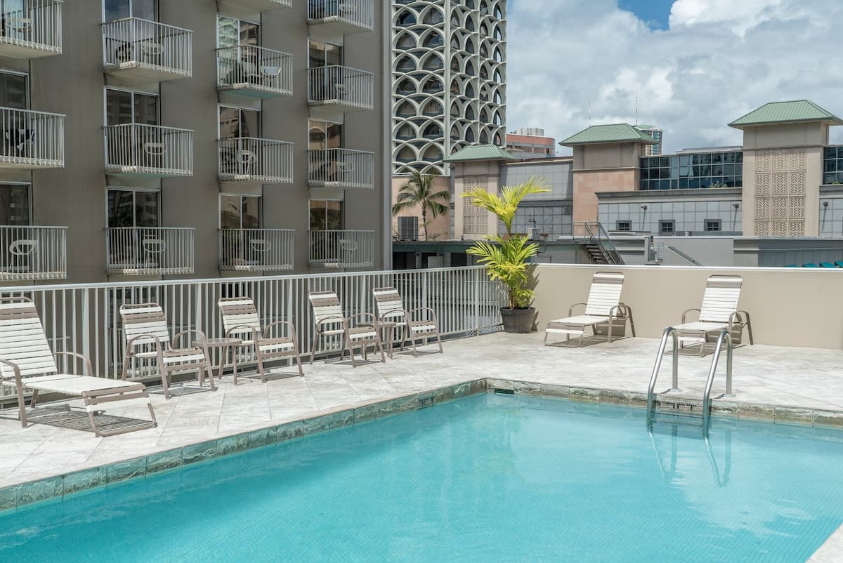 Condo in Honolulu · ★4.4 · 1 bedroom · 2 beds · 1 private bath - Photo 4