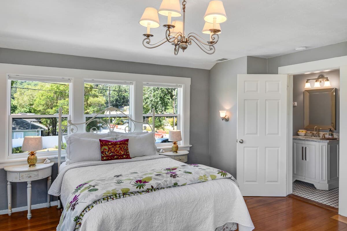 Licensed 1932 Cape Cod in Napa, Sleeps 10 - Photo 1