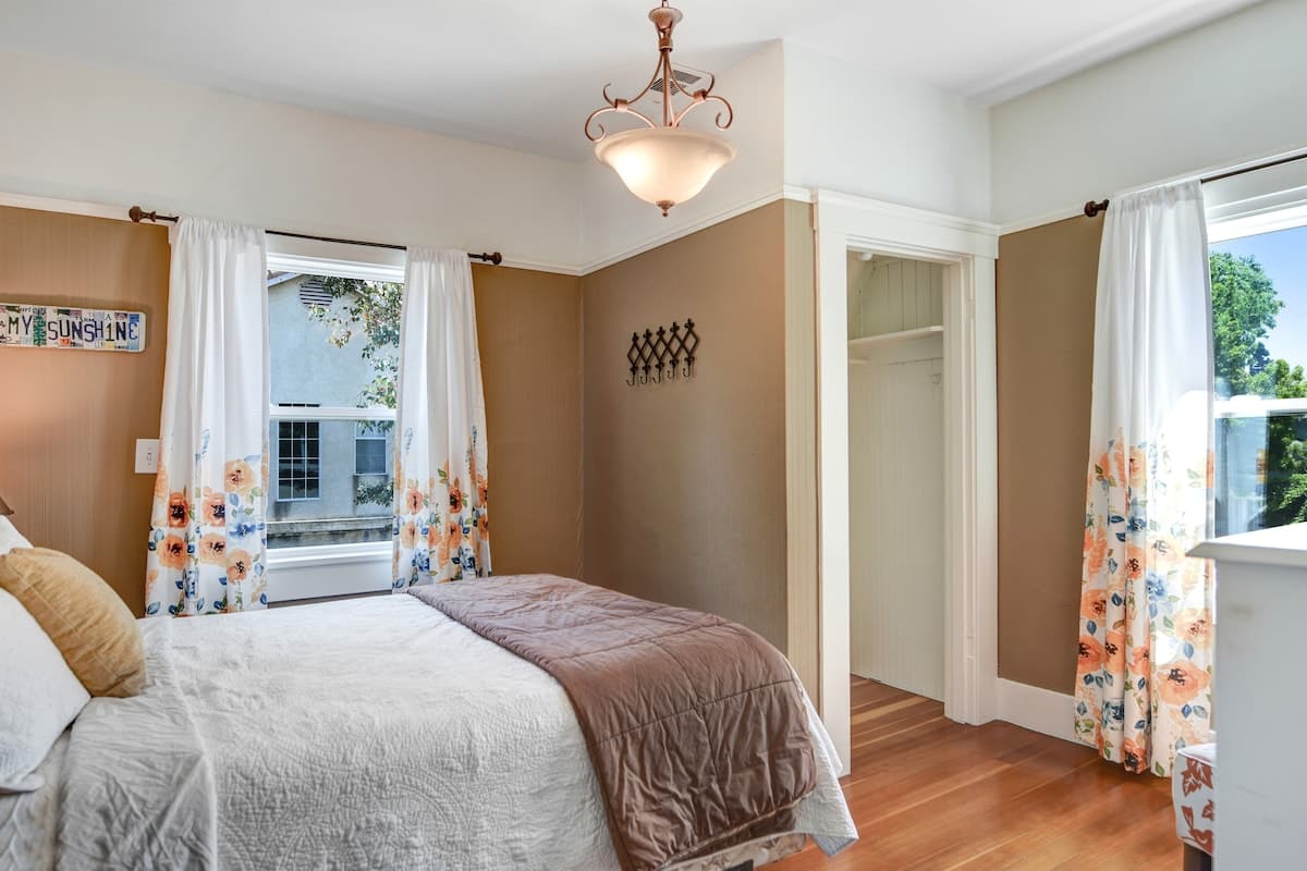 Licensed 1932 Cape Cod in Napa, Sleeps 10 - Photo 4