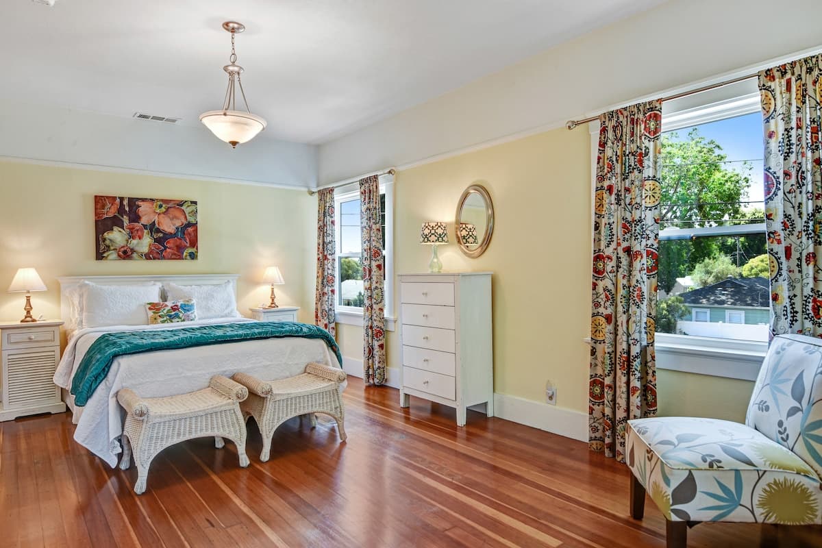 Licensed 1932 Cape Cod in Napa, Sleeps 10 - Photo 2