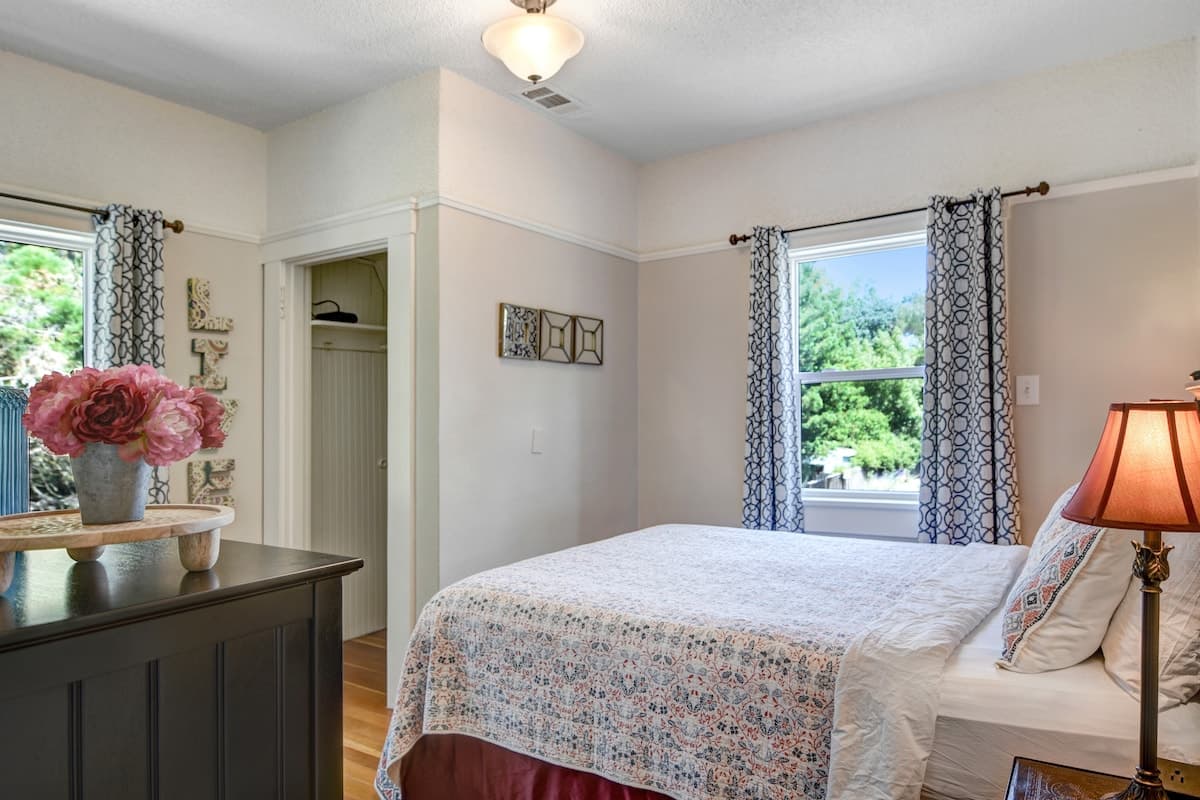 Licensed 1932 Cape Cod in Napa, Sleeps 10 - Photo 3