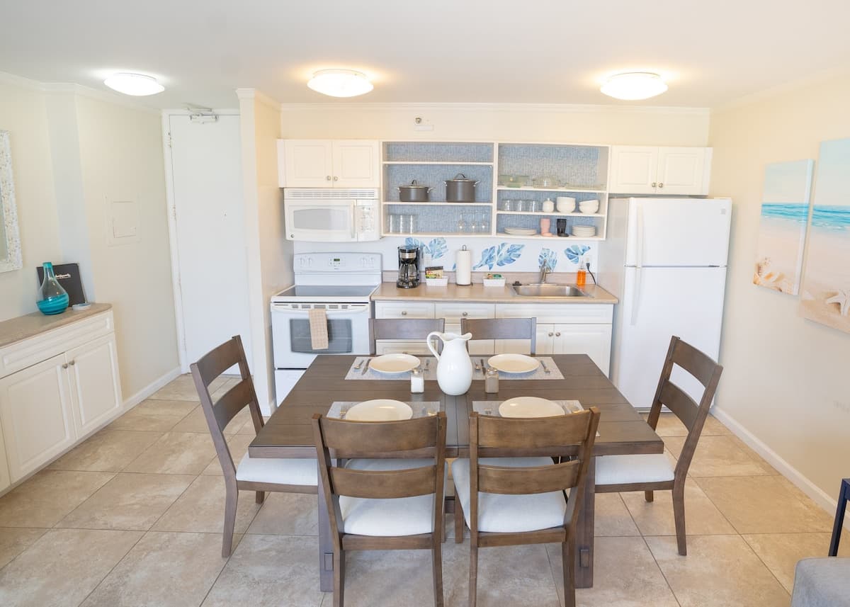 Condo in Honolulu · ★4.38 · 1 bedroom · 3 beds · 1 private bath - Photo 4