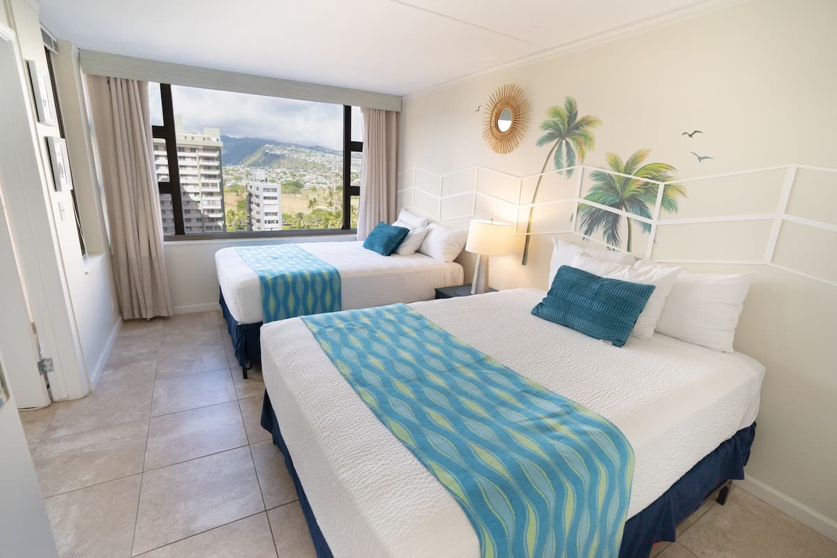Condo in Honolulu · ★4.38 · 1 bedroom · 3 beds · 1 private bath - Photo 5
