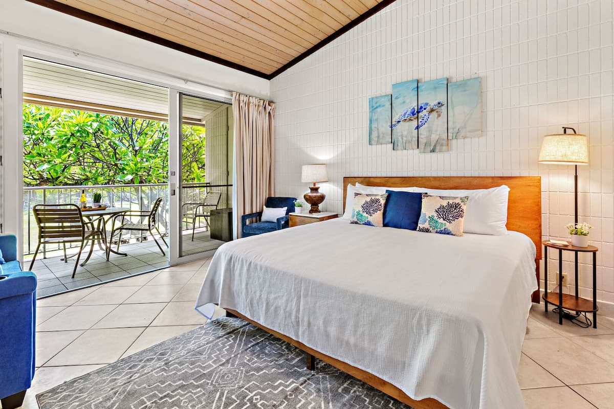 Condo in Lahaina · ★4.9 · Studio · 2 beds · 1 bath - Photo 1