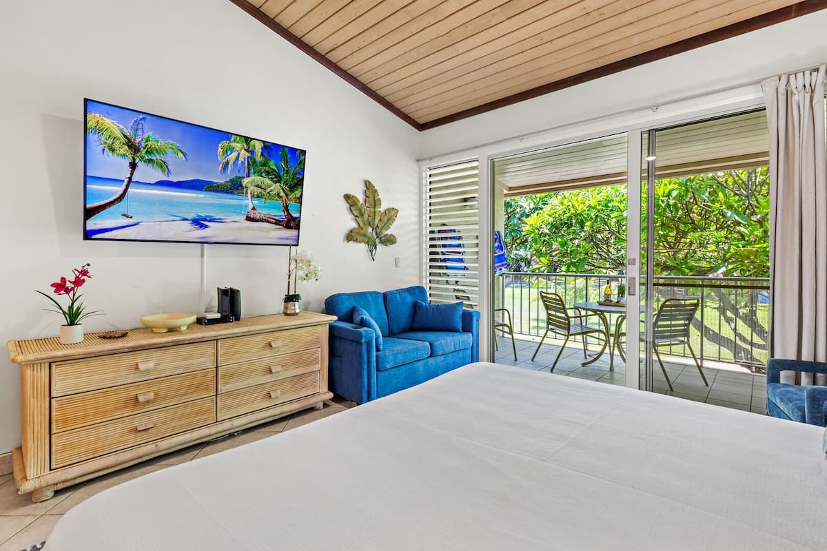 Condo in Lahaina · ★4.9 · Studio · 2 beds · 1 bath - Photo 3