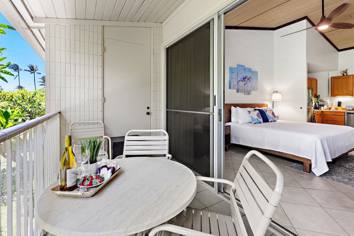 Condo in Lahaina · ★4.9 · Studio · 2 beds · 1 bath - Photo 5