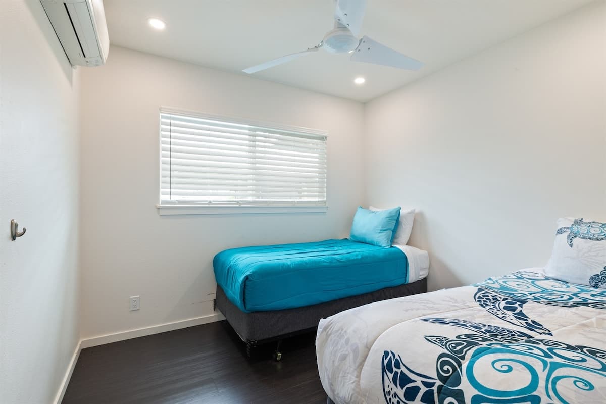 Home in Kahuku · ★4.96 · 3 bedrooms · 6 beds · 1.5 private baths - Photo 3
