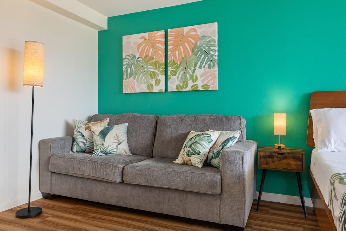 Condo in Honolulu · ★4.94 · 1 bedroom · 2 beds · 1 private bath - Photo 5