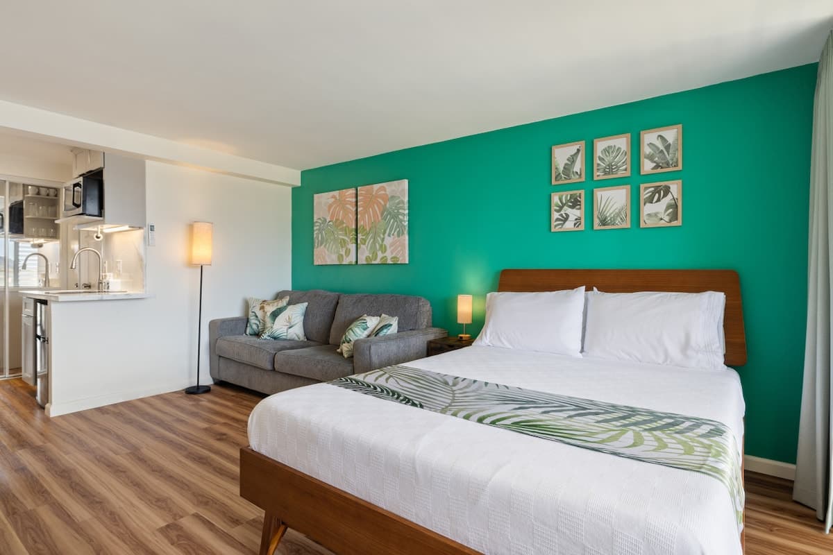 Condo in Honolulu · ★4.94 · 1 bedroom · 2 beds · 1 private bath - Photo 2