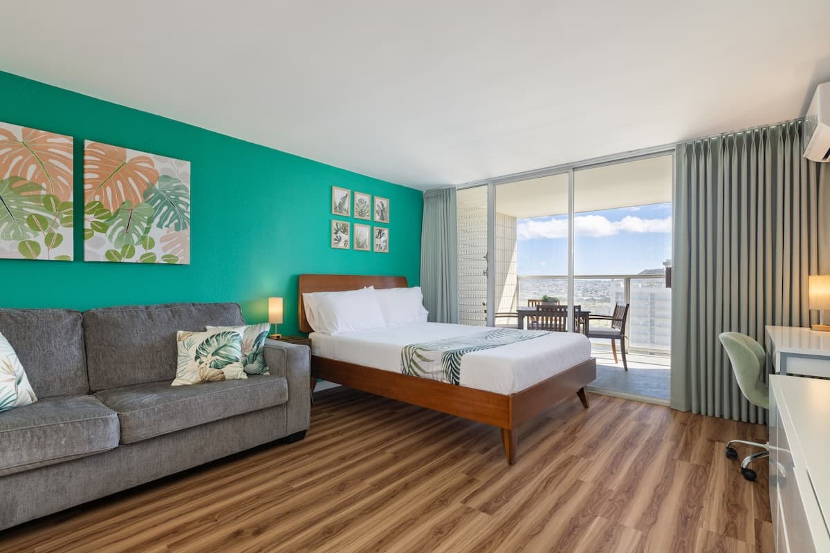 Condo in Honolulu · ★4.94 · 1 bedroom · 2 beds · 1 private bath - Photo 3