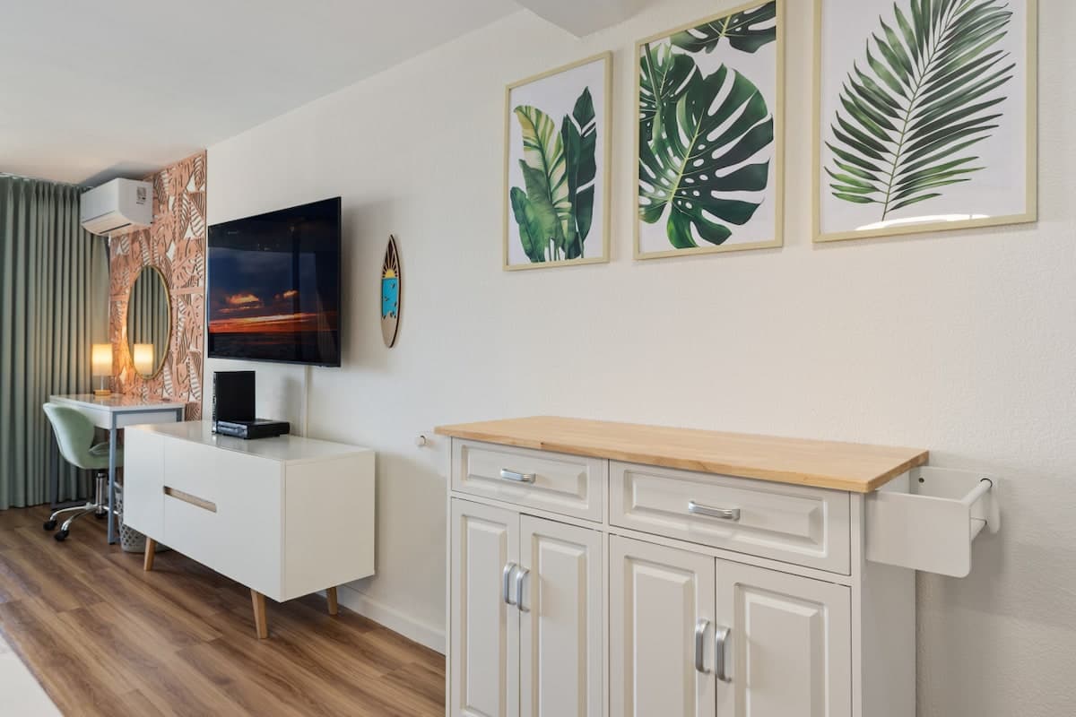 Condo in Honolulu · ★4.94 · 1 bedroom · 2 beds · 1 private bath - Photo 1