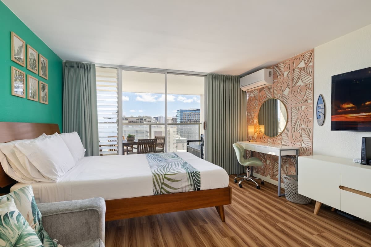 Condo in Honolulu · ★4.94 · 1 bedroom · 2 beds · 1 private bath - Photo 4