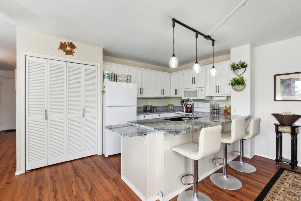 Condo in Kailua-Kona · ★4.74 · 1 bedroom · 2 beds · 1 bath - Photo 5