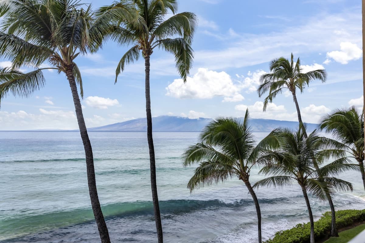 Condo in Lahaina · ★4.9 · 1 bedroom · 2 beds · 2 baths - Photo 1