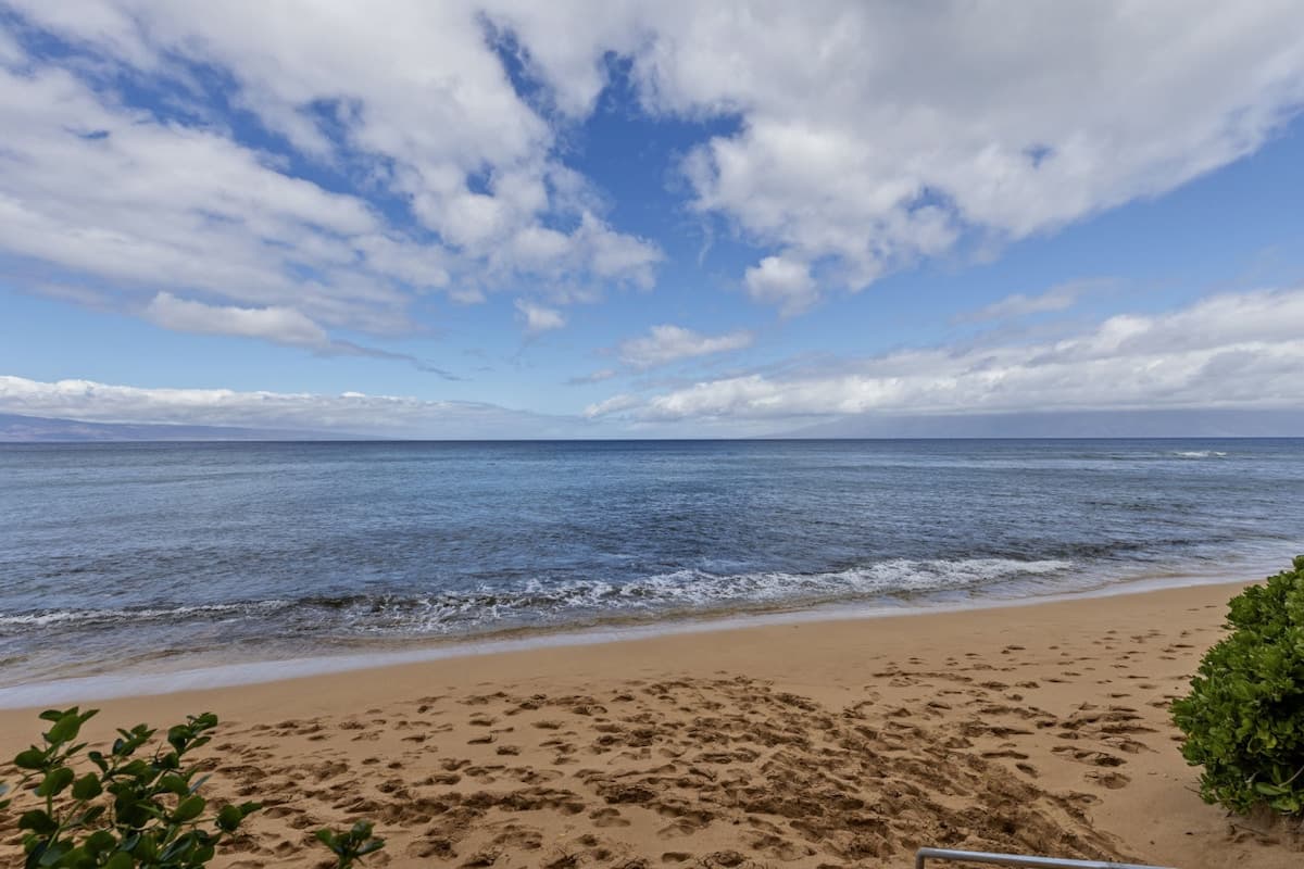 Condo in Lahaina · ★4.9 · 1 bedroom · 2 beds · 2 baths - Photo 4