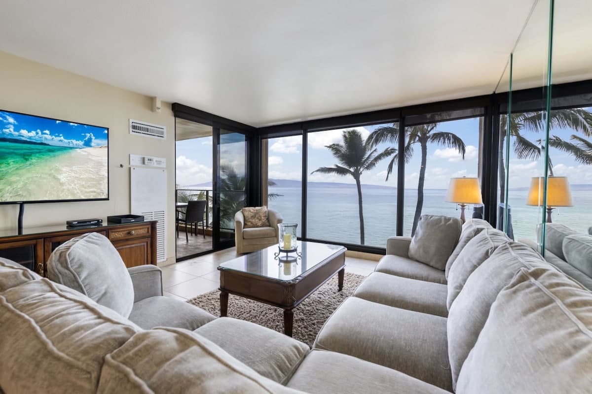 Condo in Lahaina · ★4.9 · 1 bedroom · 2 beds · 2 baths - Photo 3
