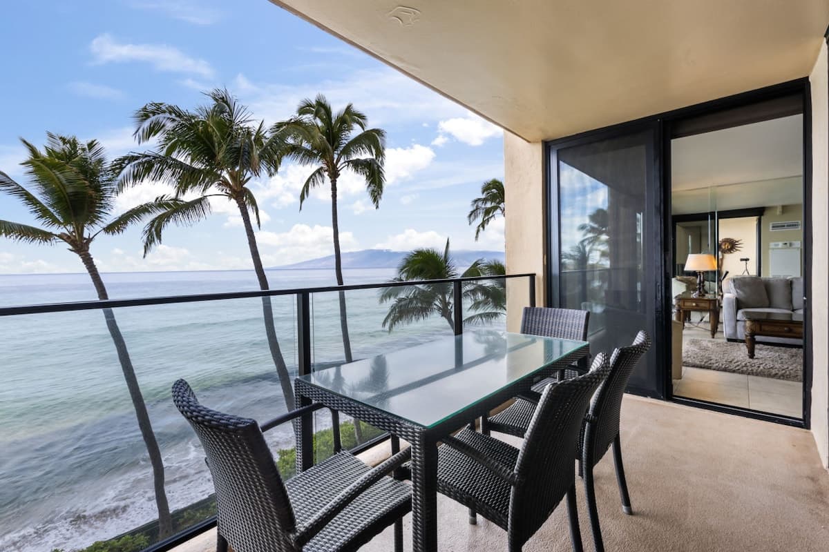 Condo in Lahaina · ★4.9 · 1 bedroom · 2 beds · 2 baths - Photo 2