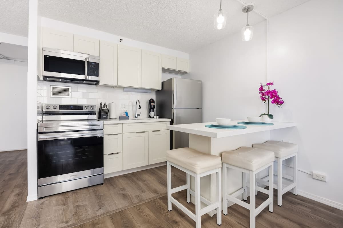 Condo in Honolulu · ★4.72 · 1 bedroom · 2 beds · 1 private bath - Photo 5