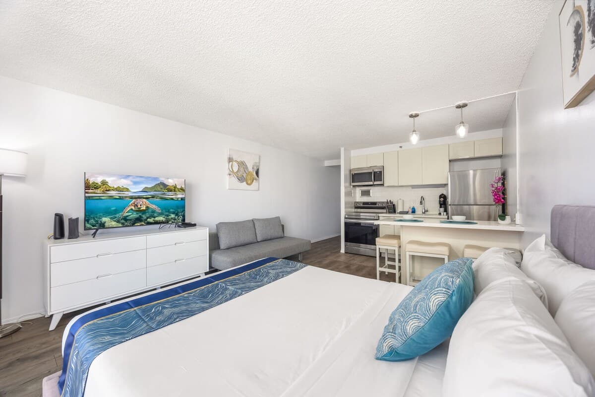 Condo in Honolulu · ★4.72 · 1 bedroom · 2 beds · 1 private bath - Photo 4