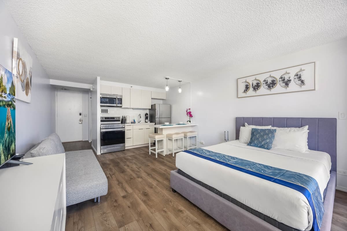 Condo in Honolulu · ★4.72 · 1 bedroom · 2 beds · 1 private bath - Photo 1