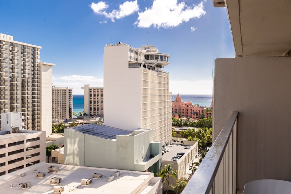 Condo in Honolulu · ★4.72 · 1 bedroom · 2 beds · 1 private bath - Photo 2