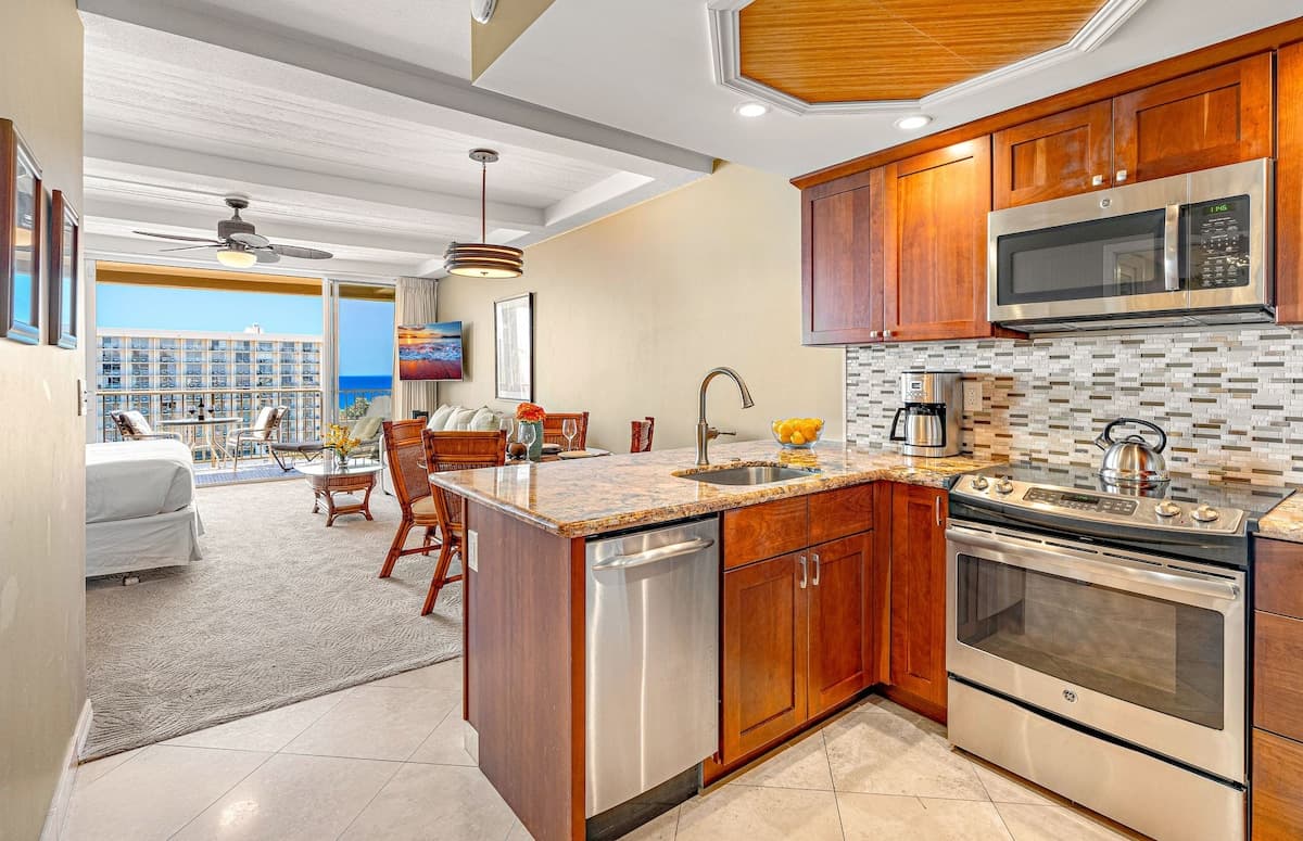 Condo in Lahaina · ★5.0 · Studio · 2 beds · 1 bath - Photo 3