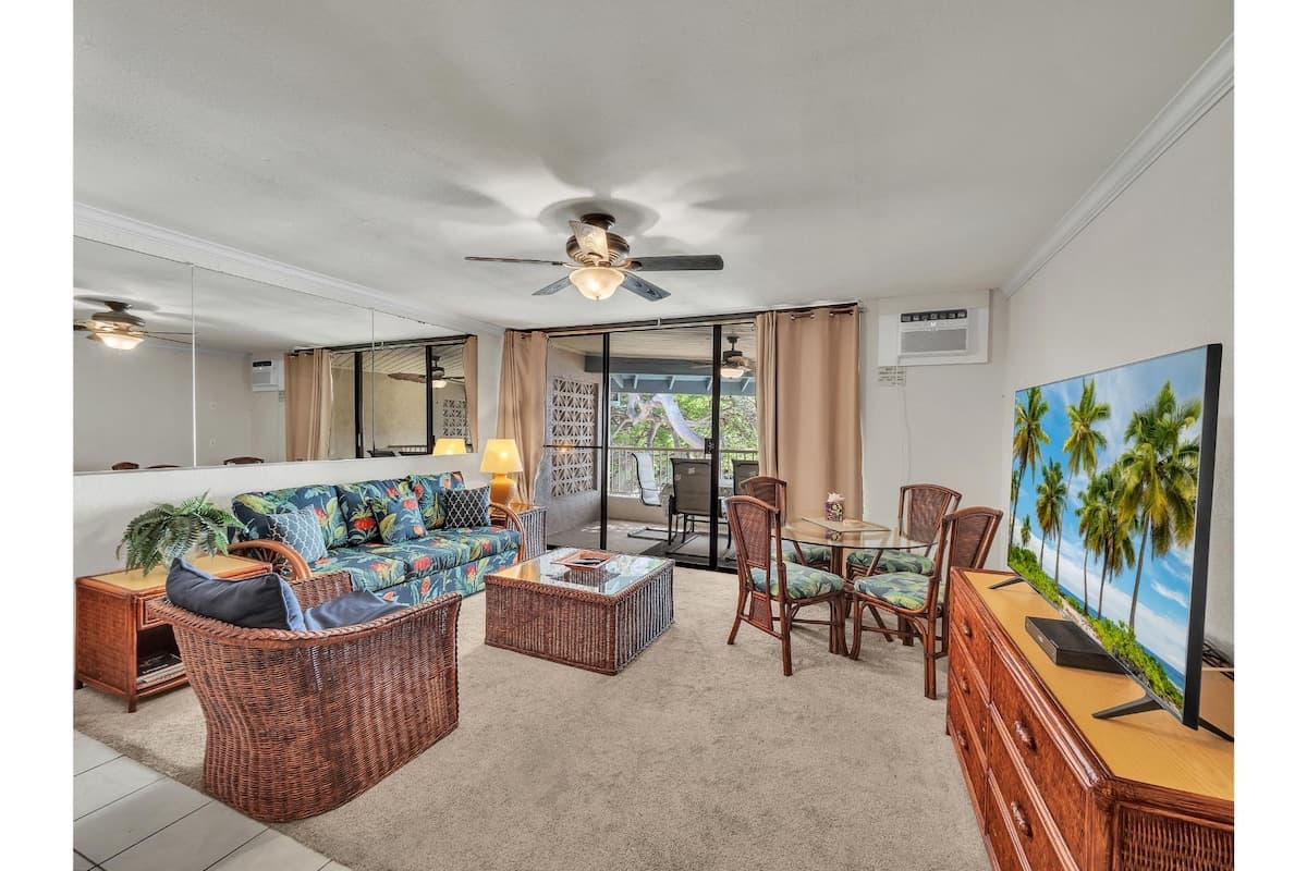 Condo in Kailua-Kona · ★4.5 · 1 bedroom · 2 beds · 1 shared bath - Photo 2