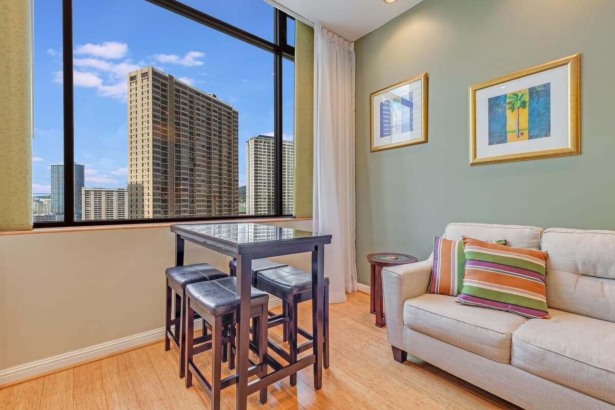 Condo in Honolulu · ★4.73 · 1 bedroom · 2 beds · 1 shared bath - Photo 4