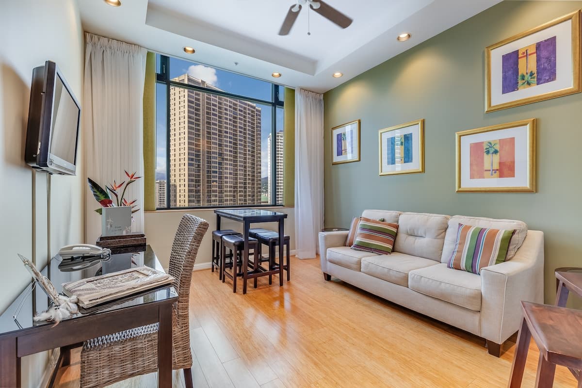 Condo in Honolulu · ★4.73 · 1 bedroom · 2 beds · 1 shared bath - Photo 2