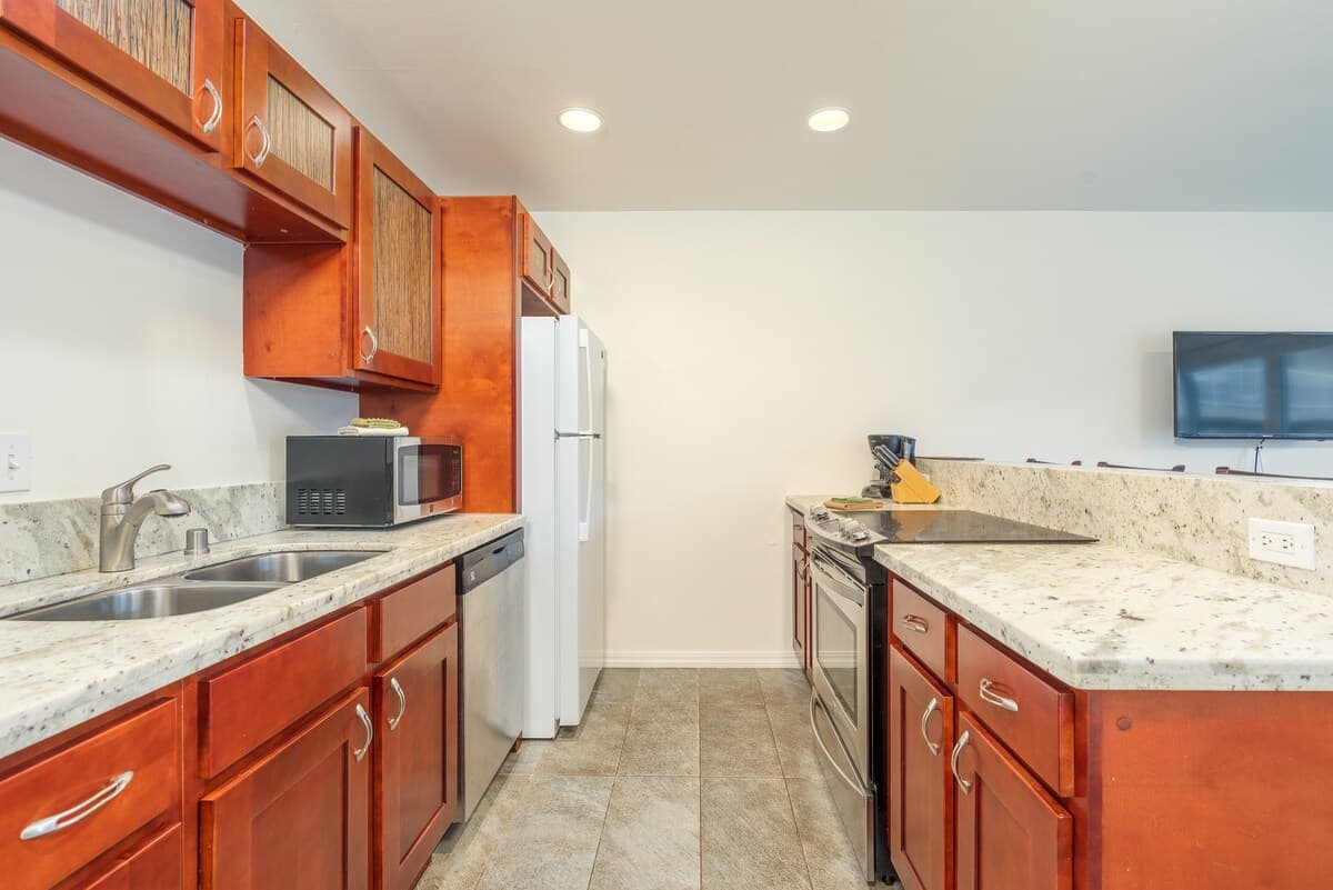 Relaxed condo w/ lanai, pool & BBQ grill - Photo 3