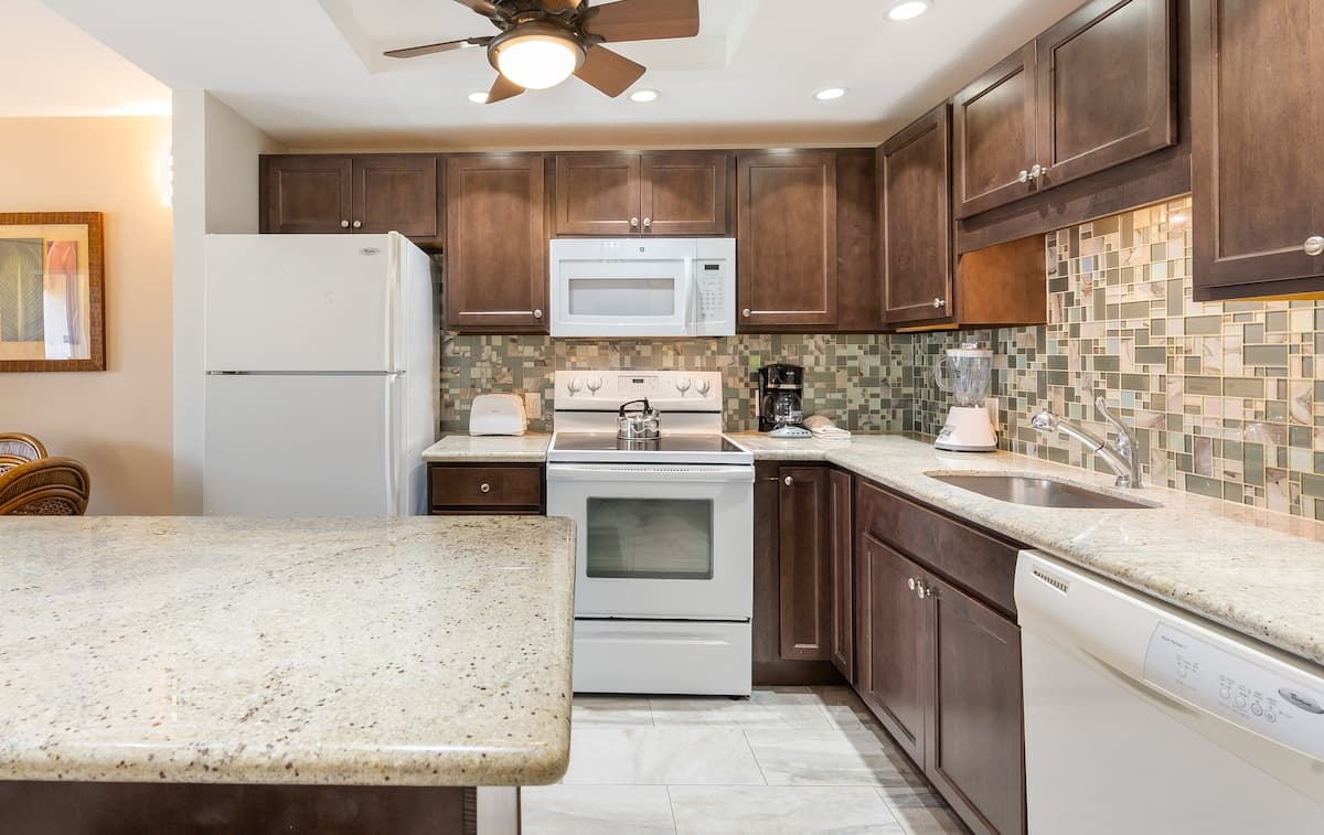 Condo in Kihei · ★4.33 · 1 bedroom · 2 beds · 2 baths - Photo 4