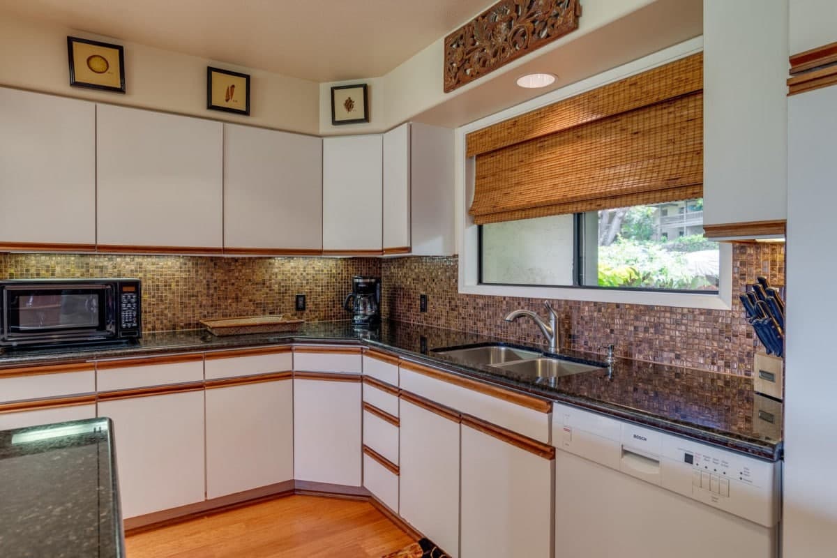 Condo in Lahaina · ★5.0 · 2 bedrooms · 4 beds · 2 baths - Photo 2